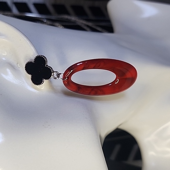 Black Enamel Clover with Acrylic Red Marbled Oval Earrings  New - Picture 3 of 6